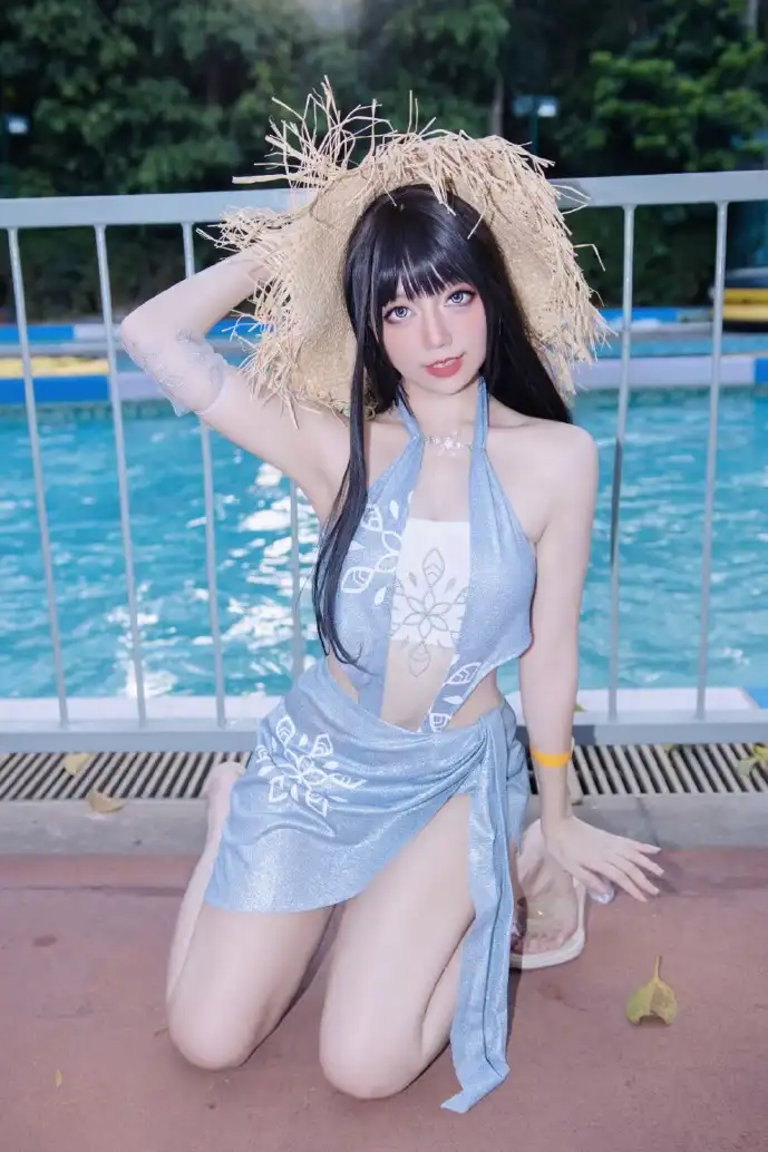 叙利亚儿童在废墟中寻找课本